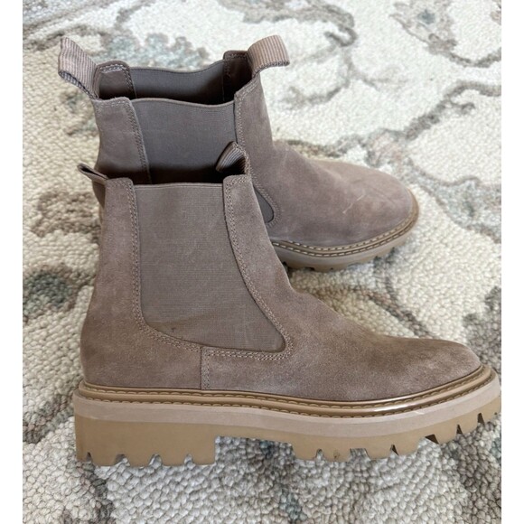NWOT Dolce Vita Suede Beige Tan Chelsea Womens Ankle Slip On Boots Size 8.5 - Picture 1 of 8